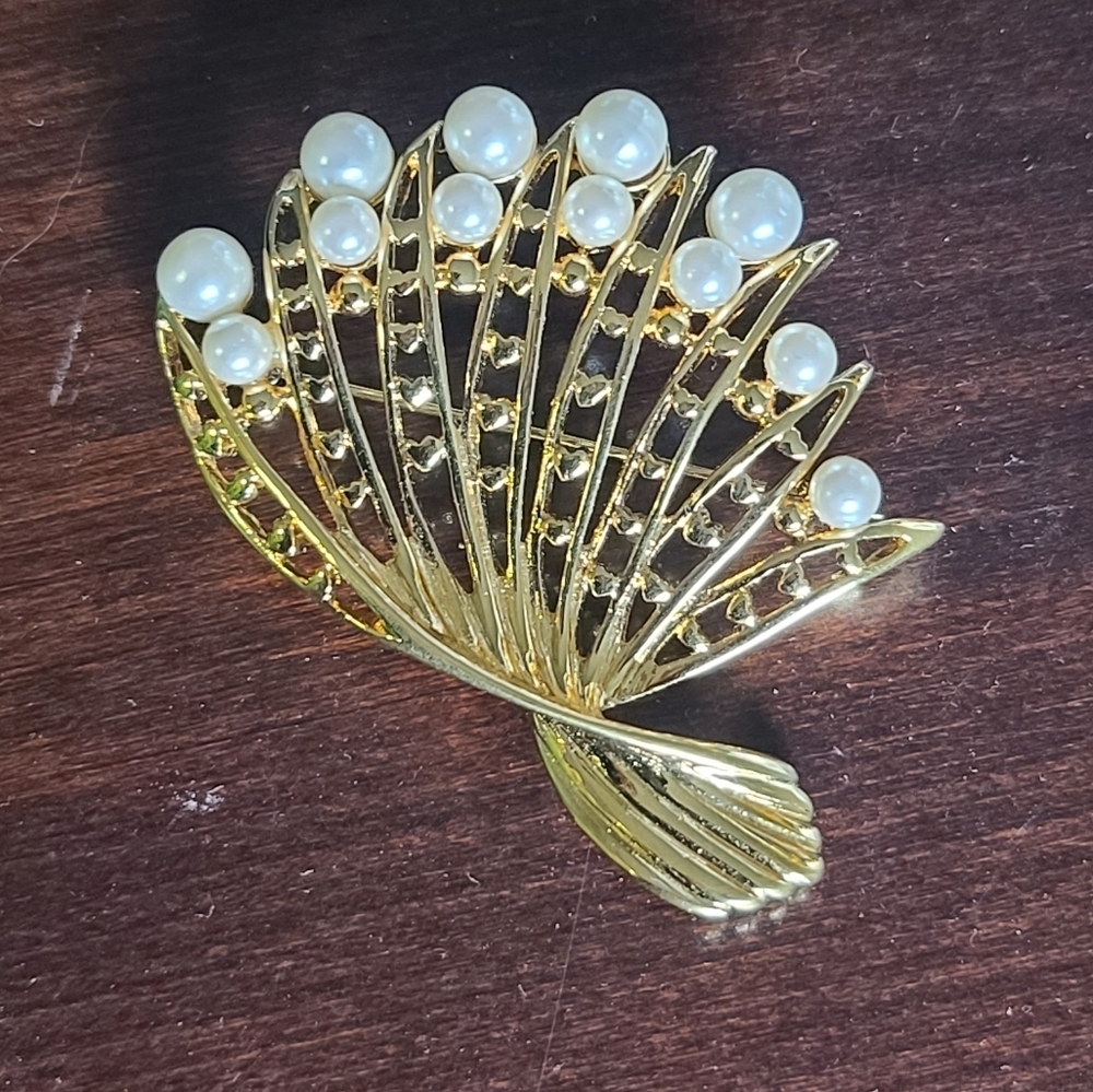 Vintage gold tone fan shaped pearl brooch - Picture 4 of 6